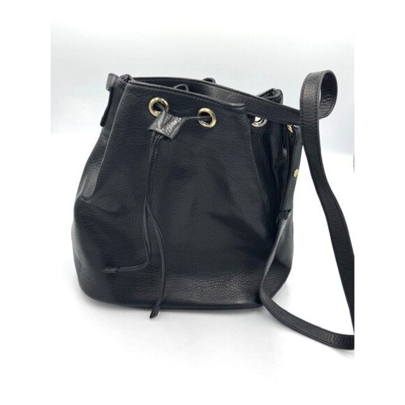 Old Navy Handbags - EUC Old Navy Modern Black Leather Bucket Bag With Gold-Tone Grommets